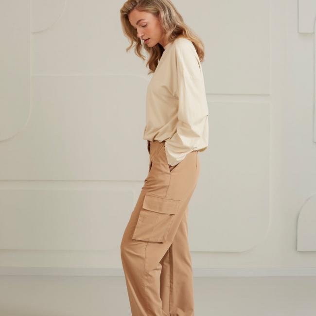 Pantalon cargo large avec poches et détails à la ceinture