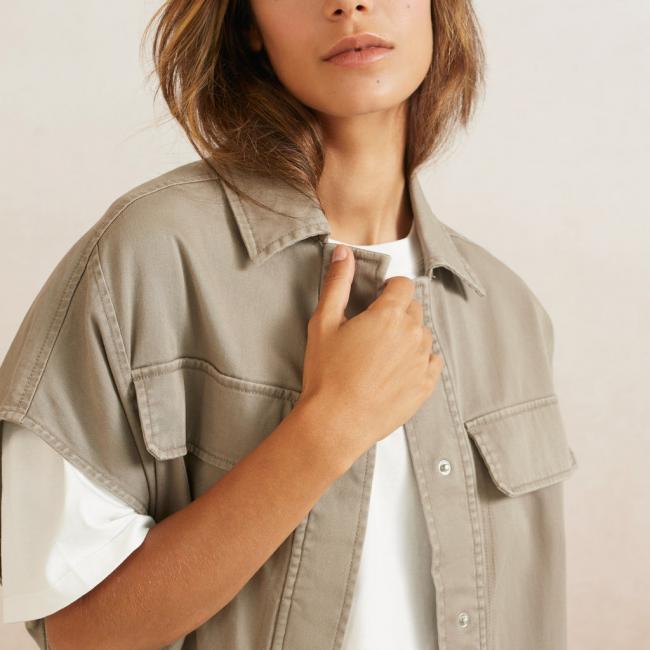 Veste sans manches avec poches, boutons et cordon