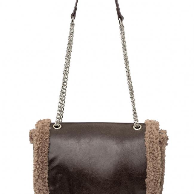 Sac en banoulière avec détails en teddy et anse en chaîne