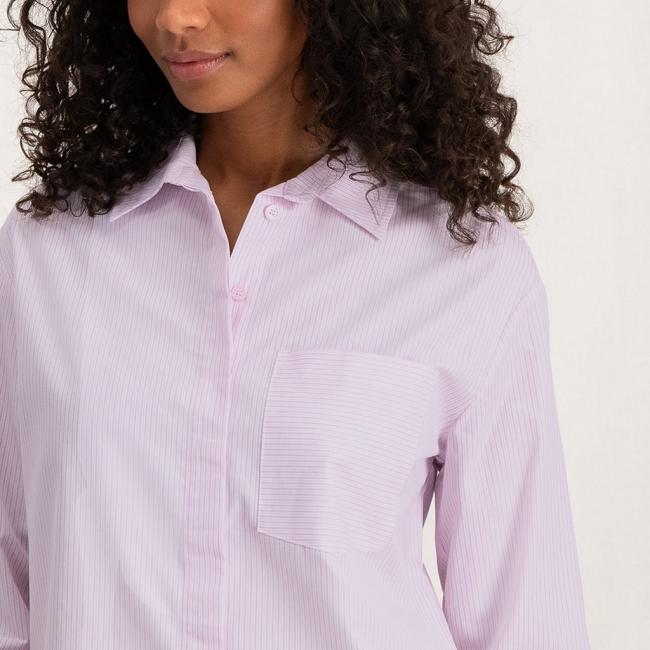 Chemise à rayures avec poche, manches longues et boutons.