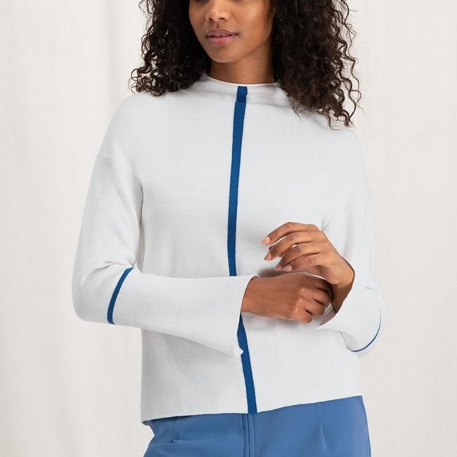 Pull col montant, manches longues et détaillé de rayures