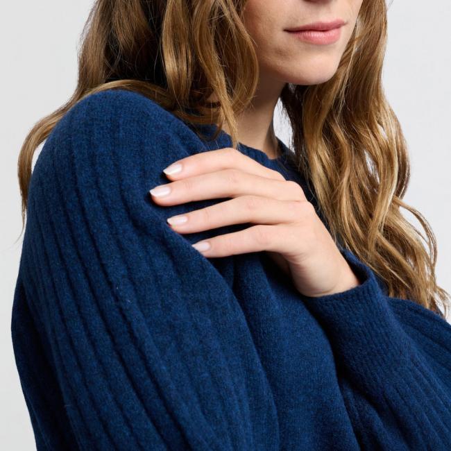 Pull doux en maille côtelée, col rond et manches longues