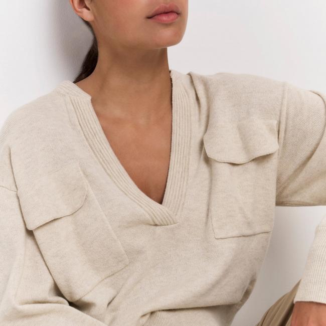 Pull doux avec encolure en V et poches poitrine