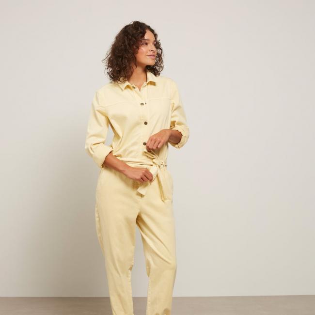 Combinaison colorée en jean avec ceinture, poches et boutons