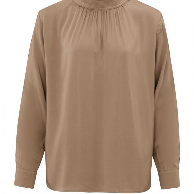 Blouse satinée, manches longues, col montant et plissage