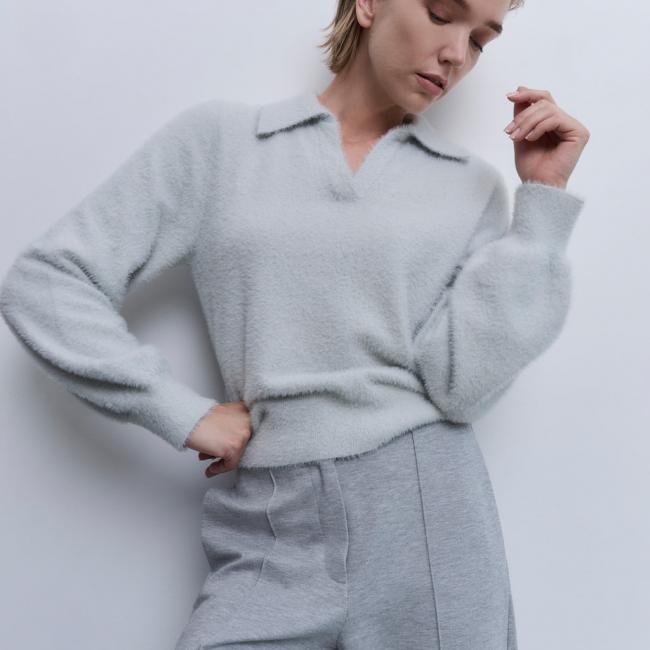 Pull duveteux à col polo classique et encolure en V