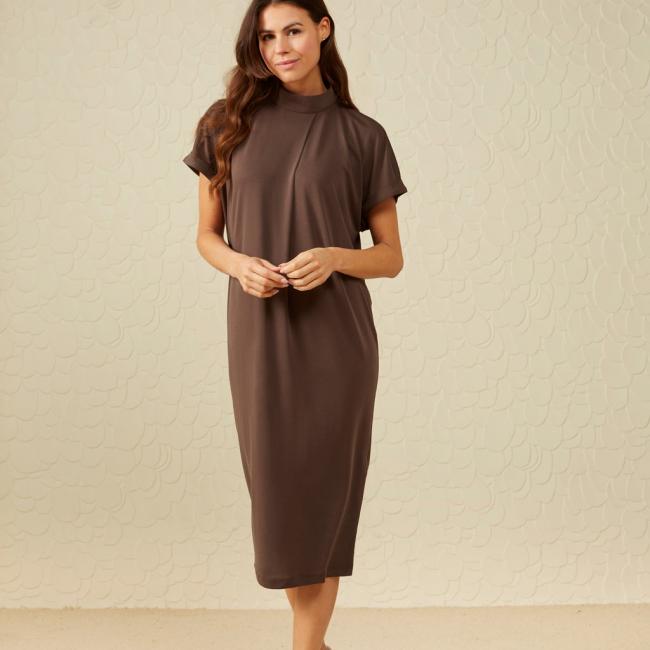 Robe col montant, manches courtes, details plissés