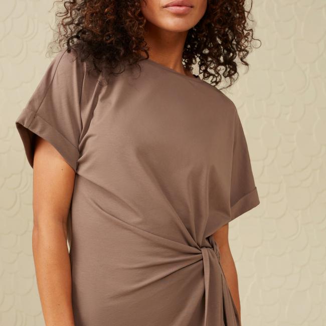 Robe col rond à manches courtes et noeud en détail
