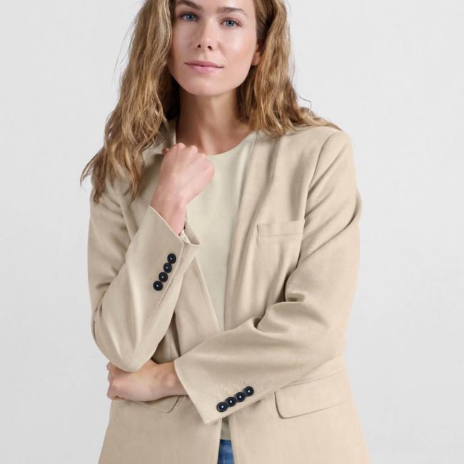 Blazer sans col en suédine à la coupe classique