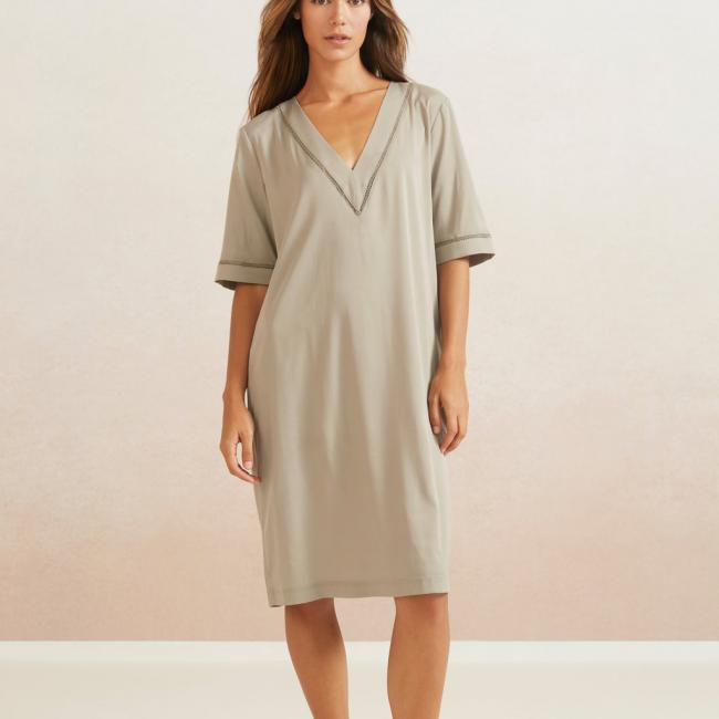 Robe à col en V et manches courtes, coupe ample