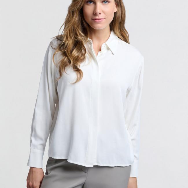 Chemise courte à manches longues et fermeture à bouton