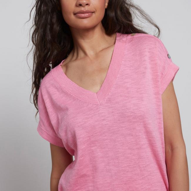 Pull manches courtes, col V et boutons en détails