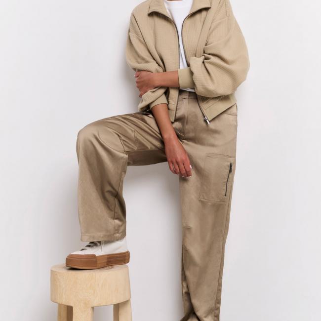 Pantalon cargo en satin à jambe ample et poches