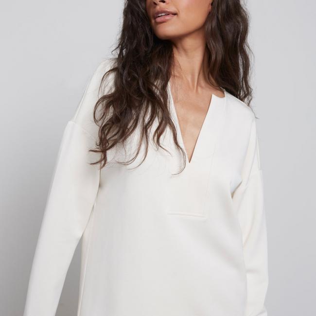 Pull col V profond, manches longues, coupe large