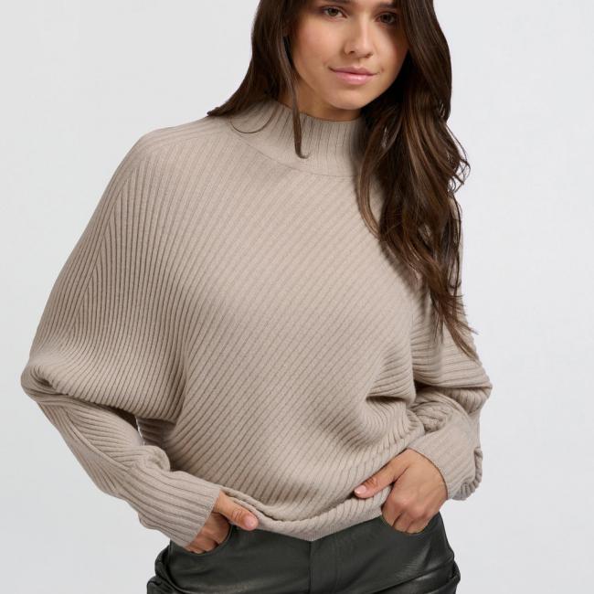Pull beige côtelé, col montant et manches chauve-souris