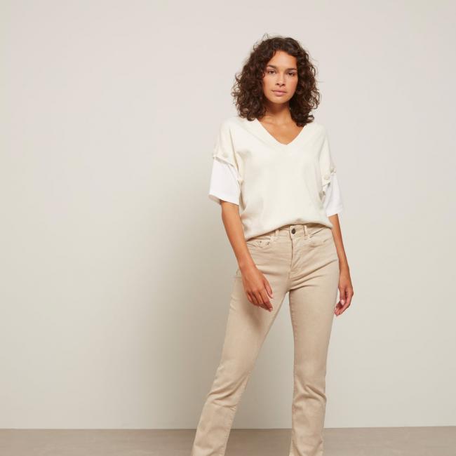 Pull manches courtes, col V et boutons en détails