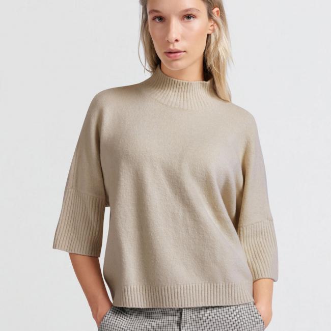 Pull doux à col montant et manches trois-quarts