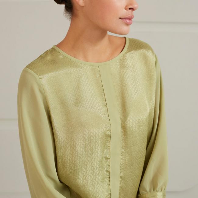 Haut satiné, col rond, manches 3/4 et coutures apparentes