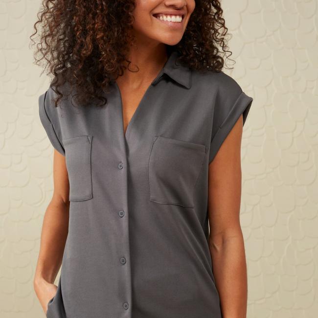 Chemise sans manches à boutons, col V et poches de poitrine