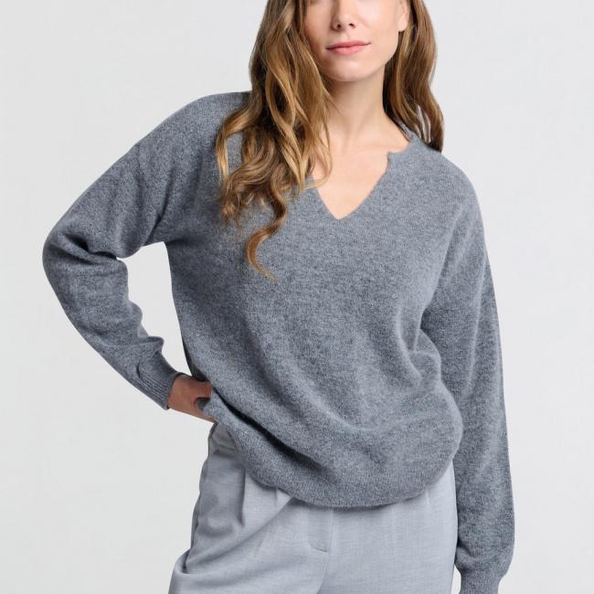 Pull gris, manches longues, col V arrondi