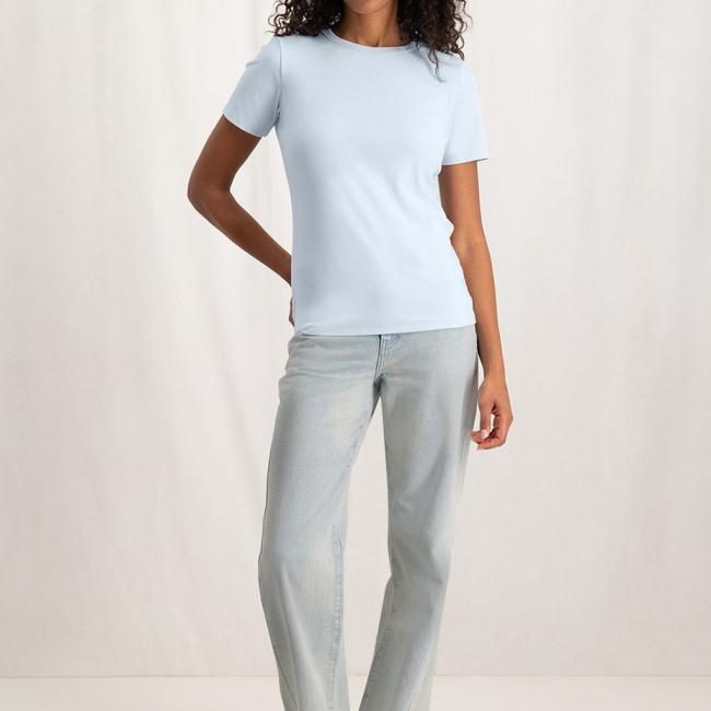 T-shirt col ras du cou, manches courtes, coupe droite.