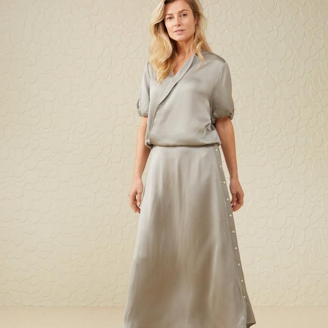 Blouse col V, manches courtes bouffantes, coupe fluide