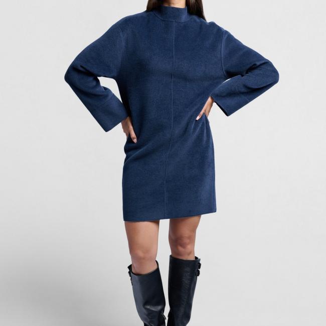 Robe douce bleu marine, col montant, manches larges