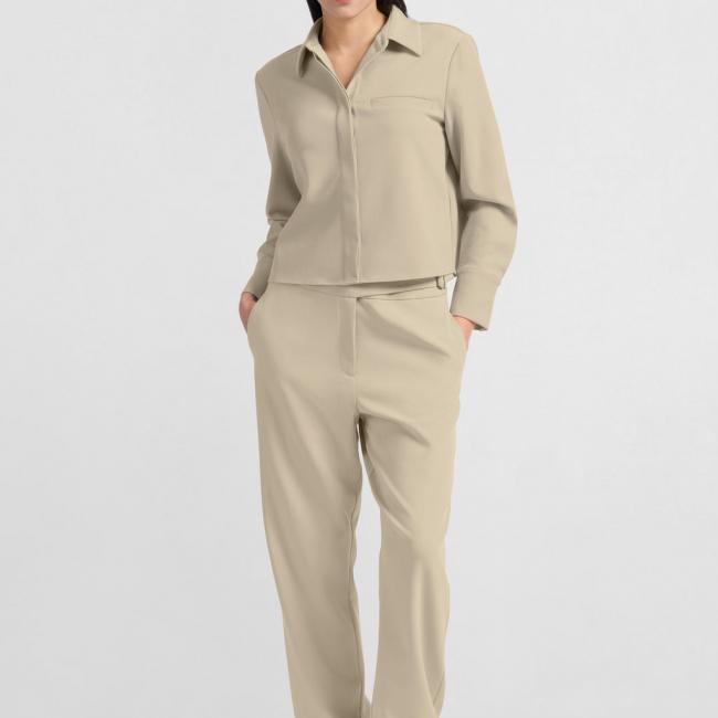 Pantalon avec taille haute et fermeture à boucle