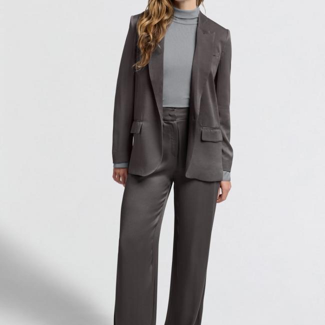 Pantalon large, taille haute et détails plissés