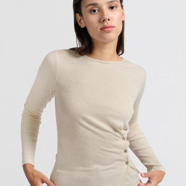 Haut beige à manches longues et boutons asymétriques