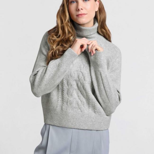 Pull col roulé avec maille torsadée et manches longues