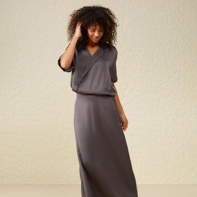 Blouse col V, manches courtes bouffantes, coupe fluide