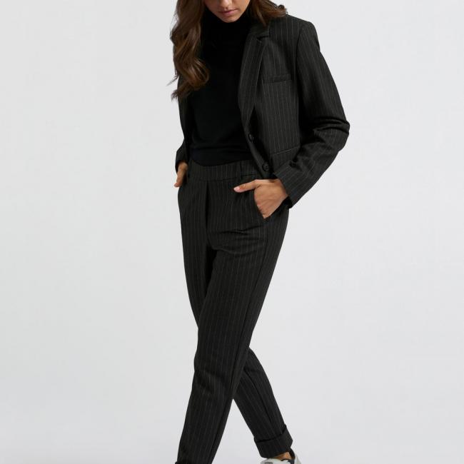 Pantalon à fines rayures, taille élastiquée et poches