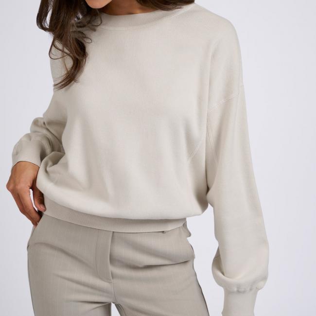 Pull col rond, manches longues et couture surfilée