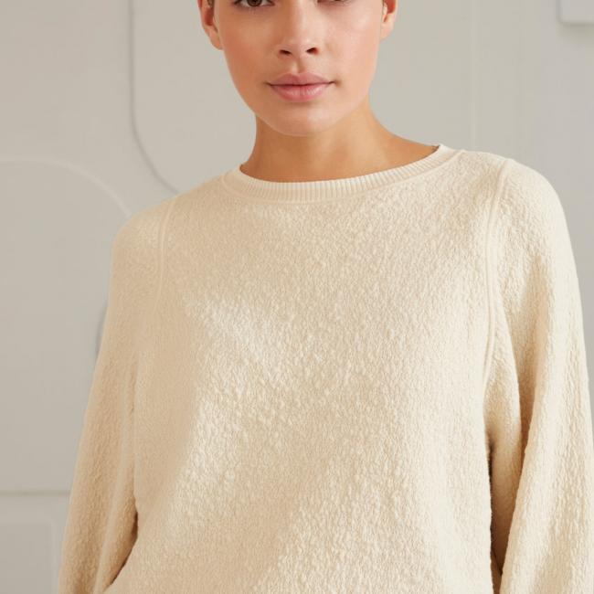 Sweatshirt texturé, col ras, ML et détails côtelés.