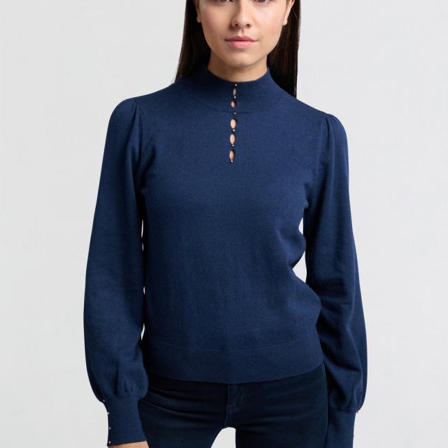 Pull col montant, boutons en finition, manches ballon