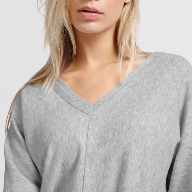 Pull doux avec col en V et manches chauve-souris