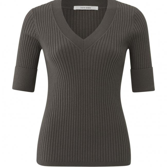 Pull côtelé à col V et à demi-manches