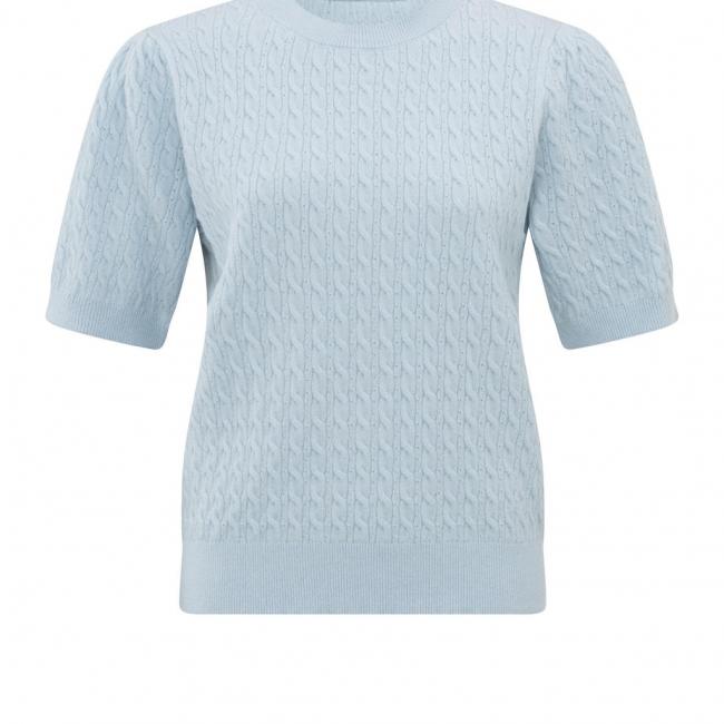 Pull en tricot torsadé, col rond et manches courtes