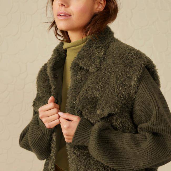 Veste courte en teddy, manches longues bouffantes, poches