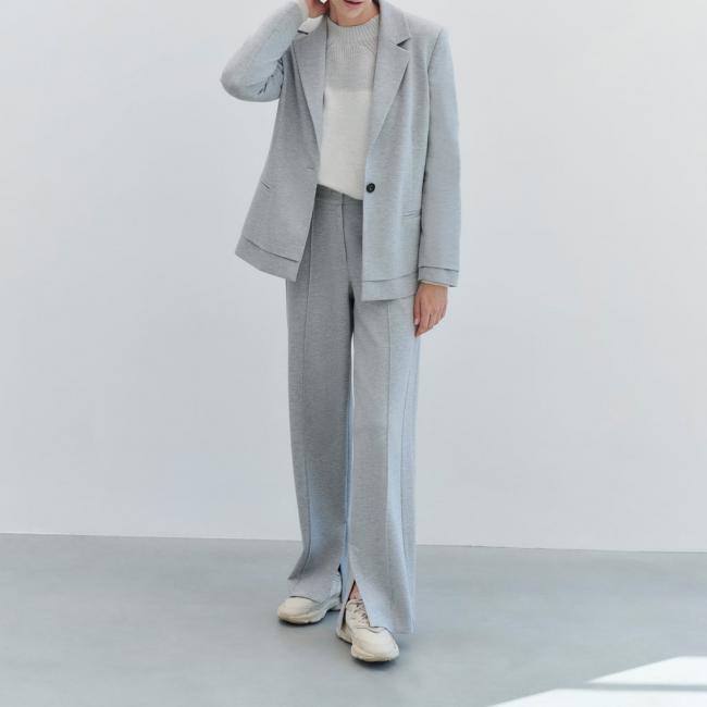 Pantalon droit gris doux à pinces