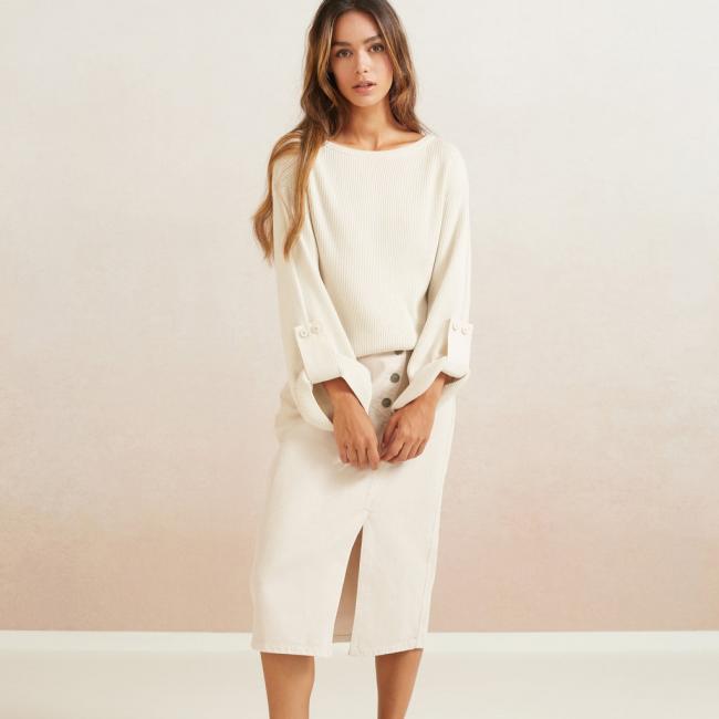 Jupe midi en jean faite en coton avec bouton et fente