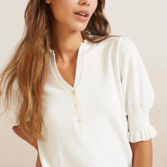 Pull col V, manches courtes bouffantes et boutons
