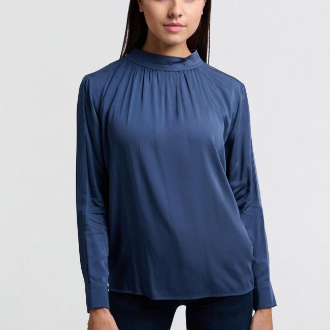 Blouse satinée, manches longues, col montant et plissage