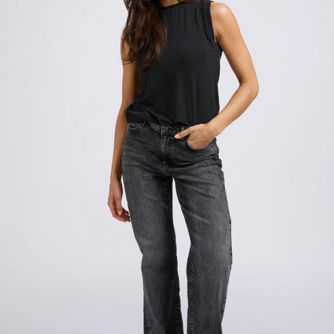 Jean foncé taille haute, coupe large avec poches