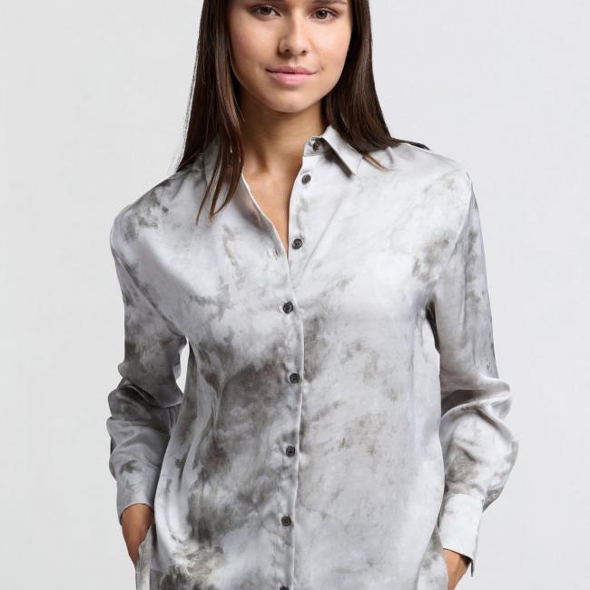 Chemise grise à imprimé abstrait et fermeture à bouton