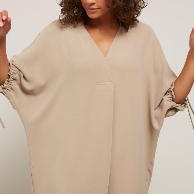 Robe col V, demi-manches et détails plissés