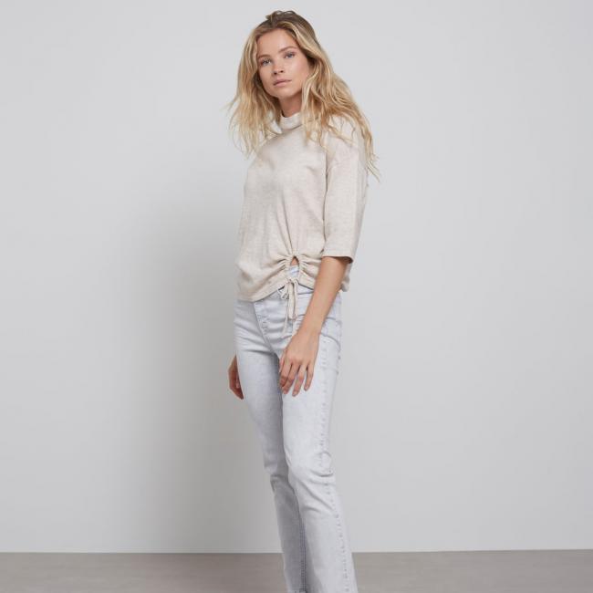 Pull col montant, demi-manches et détails à la taille