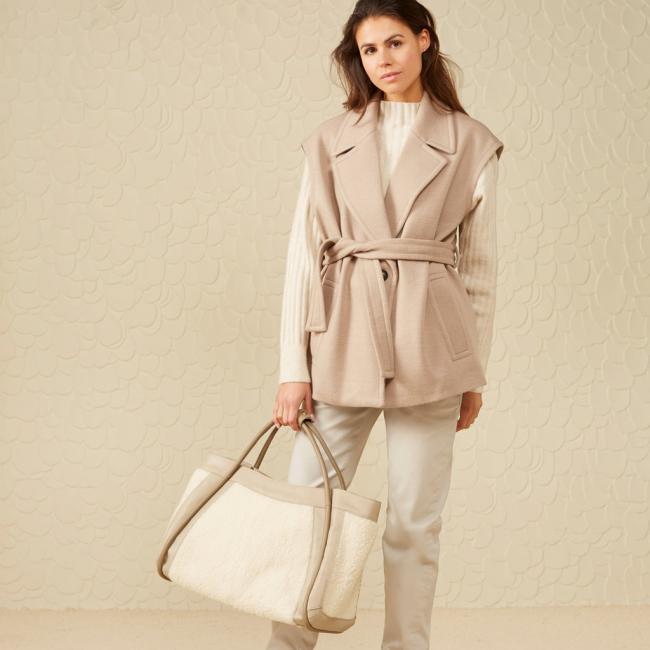 Veste sans manches à poches, ceinture et imprimé à chevrons