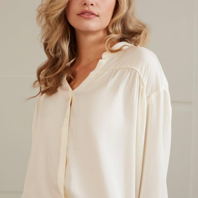 Chemise fluide, col V, manches longues et détails plissés